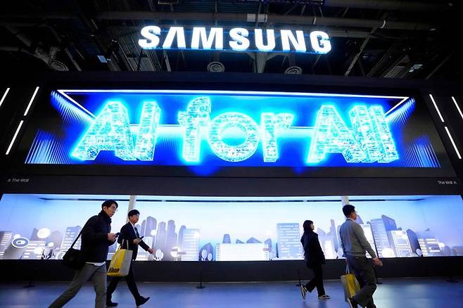 지난 2024년 미국 라스베이거스에서 열린 CES의 삼성관에서 모두를 위한 AI(AI for All)이라는 문구가 화면에 표출되고 있다(자료사진). ⓒAP/뉴시스