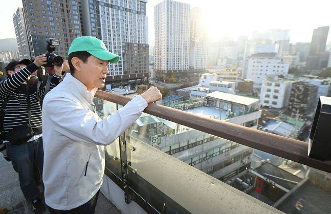 오세훈 서울시장이 7일 서울 종로구 세운상가 옥상정원에서 현장 브리핑 후 세운4구역 현장을 내려다보고 있다. ⓒ서울시
