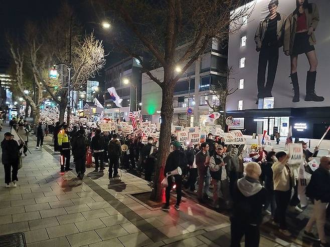 자유대학 등 탄핵 반대 단체가 이날 저녁 이태원역 앞에서 '윤 어게인'(Yoon Again) 집회를 열고 관저 앞까지 행진하고 있다.ⓒ연합뉴스