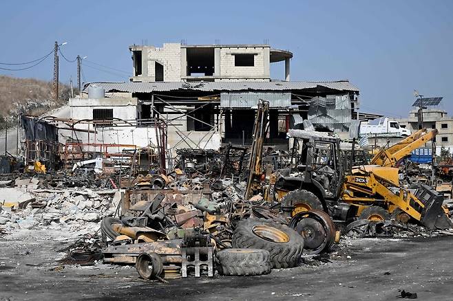 6일(현지시각) 레바논 남부의 안사리예 마을에서 이스라엘군의 공습으로 건물과 차량이 파괴된 모습. AFP 연합뉴스