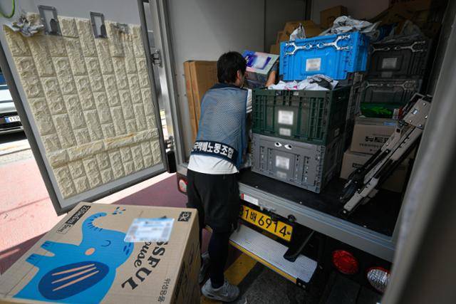 6월 4일 한 쿠팡 퀵플레스 배송기사가 서울 강남구 지역에서 택배를 배송하고 있다. 한국일보 자료사진