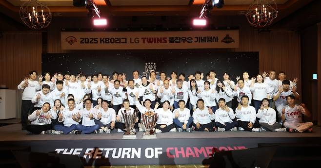 구광모 구단주와 LG 트윈스 프런트가 창단 후 4번째 우승을 기념하며 손가락 4개를 펼쳐보이고 있다. 사진=구단 제공