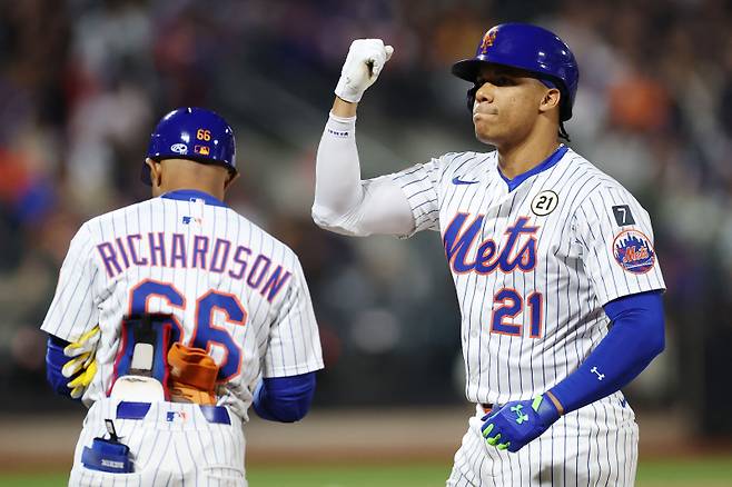 <yonhap photo-2558=""> NEW YORK, NEW YORK - SEPTEMBER 16: Juan Soto #22 of the New York Mets reacts after hitting a single during the first inning against the San Diego Padres at Citi Field on September 16, 2025 in the Queens borough of New York City. Sarah Stier/Getty Images/AFP (Photo by Sarah Stier / GETTY IMAGES NORTH AMERICA / Getty Images via AFP)/2025-09-17 09:10:19/<저작권자 ⓒ 1980-2025 ㈜연합뉴스. 무단 전재 재배포 금지, AI 학습 및 활용 금지></yonhap>