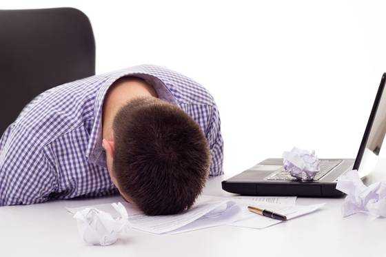 사무실에서 좌절하고 있는 직장인의 모습. 셔터스톡