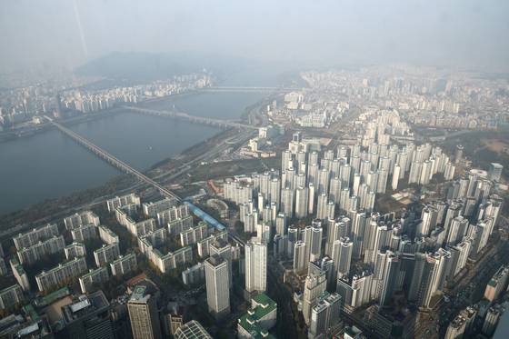 10·15 부동산 대책 시행 이후 서울 아파트 평균 매매 가격 상승세가 2주 연속 둔화한 것으로 나타났다. 6일 한국부동산원이 발표한 11월 1주 주간 아파트 가격 동향에 따르면 서울 아파트 매매가격 지수는 직전 주 대비 0.04% 줄어든 0.19%를 기록했다. 뉴스1