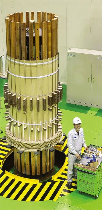 일진전기 직원이 지난 5일 충남 홍성공장에서 변압기의 전자기 유도 작용을 하는 철심 생산 공정을 작업하고 있다. /일진전기 제공