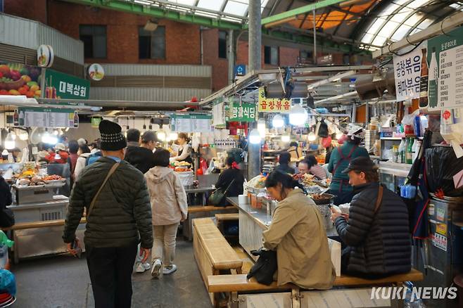 6일 오후 서울 종로구 광장시장 노점 사이에서 시민들이 오가고 있다. 노유지 기자