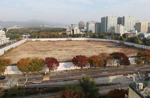 국가유산청(옛 문화재청)과 협의 없이 역사문화환경 보존지역 바깥에서의 개발 규제를 완화한 서울시 조례 개정이 유효하다는 대법원 판결이 나왔다. 사진은 6일 서울 종로구 세운4구역 모습. 연합뉴스