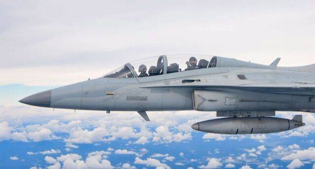 공군 제10기 국민조종사로 선발된 이씨가 지난달 18일 다목적 경공격기 FA-50 비행 훈련 체험 중 후방 조종석에서 포즈를 취하는 모습. 공군 제공