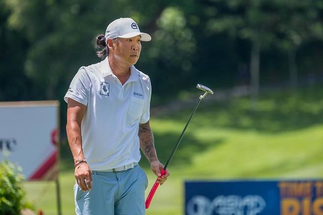 앤서니 김이 7일 아시안투어 싱가포르 오픈 2라운드에서 퍼트 준비를 하고 있다. 아시안투어