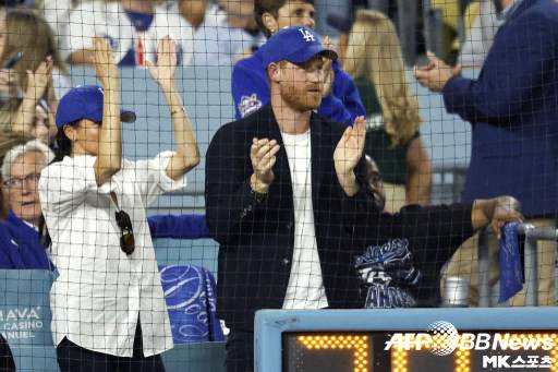 해리 왕자는 매직 존슨 구단주, 구단 레전드 샌디 쿠팩스 등과 함께 같은 자리에서 경기를 지켜봤다. 사진=ⓒAFPBBNews = News1