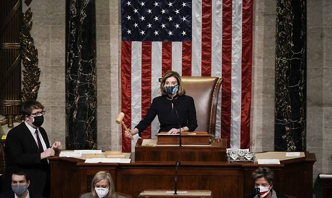 도널드 트럼프 미국 대통령 집권 1기 말이었던 2021년 1월13일(현지시간) 낸시 펠로시 당시 하원의장이 하원 본회의장 의장석에서 트럼프 대통령에 대한 탄핵소추안 표결을 진행하는 의사봉을 두드리고 있다. /워싱턴DC AP=뉴시스