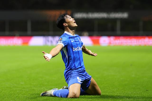 오현규가 7일(한국시간) 포르투갈 브라가의 이스티디우 무니시팔 드 브라가에서 열린 UEFA 콘퍼런스리그 경기에서 브라가를 상대로 골을 터트린 뒤 세리머니를 펼치고 있다. AP 연합뉴스