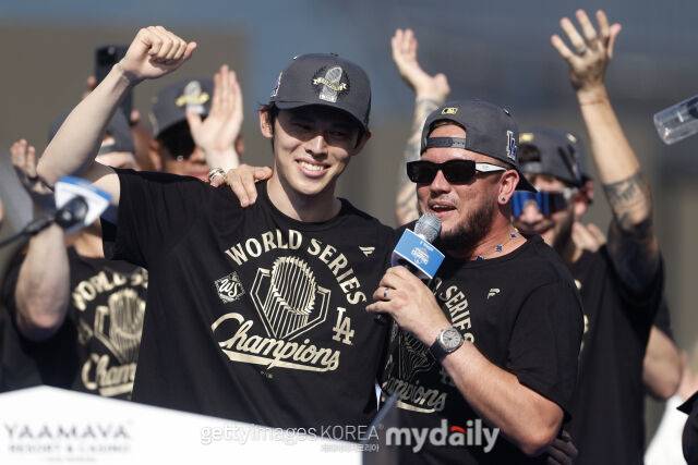 LA 다저스 사사키 로키(왼쪽)과 미겔 로하스./게티이미지코리아