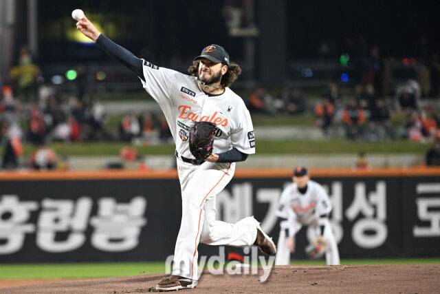 29일 대전 한화생명 볼파크 야구장에서 열린 '2025 신한 SOL 뱅크 KBO 한국시리즈 3차전' LG 트윈스와 한화 이글스 경기. 한화 선발 폰세가 힘차게 투구하고 있다./마이데일리