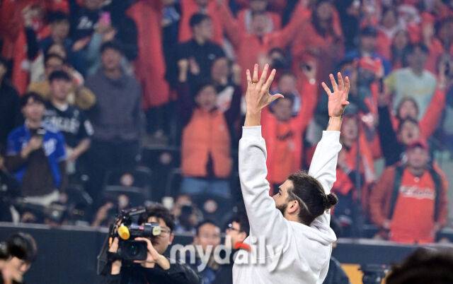 2025년 10월 24일 오후 대전한화생명볼파크에서 열린 '2025 신한 SOL BANK KBO 포스트 시즌' 삼성 라이온즈와 한화 이글스의 플레이오프(PO) 5차전 경기. 한화 폰세가 11-2로 승리하며 한국시리즈 진출을 확정한 뒤 기뻐하고 있다./마이데일리