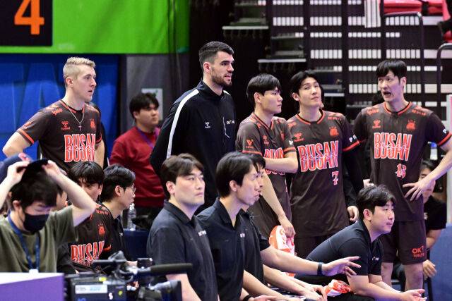 OK저축은행 오데이와 디미트로프가 웜업존에서 경기를 지켜보고 있다. / 한국배구연맹 (KOVO)