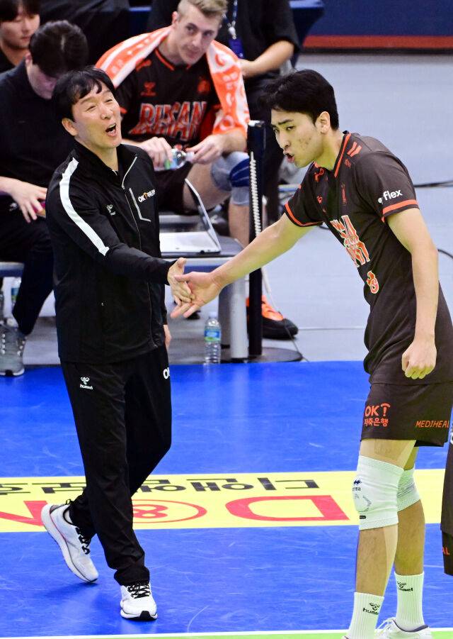 한국전력과의 경기에서 32득점 올린 OK저축은행 송희채가 신영철 감독과 하이파이브를 하고 있다. /한국배구연맹 (KOVO)