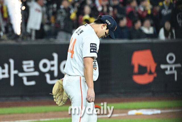 30일 대전 한화생명 볼파크 야구장에서 열린 '2025 신한 SOL 뱅크 KBO 한국시리즈 4차전' LG 트윈스와 한화 이글스 경기. LG 박동원이 9회초 무사 1루에 투런포를 쳤다. 홈런을 내준 한화 김서현이 고개를 숙이고 있다./마이데일리