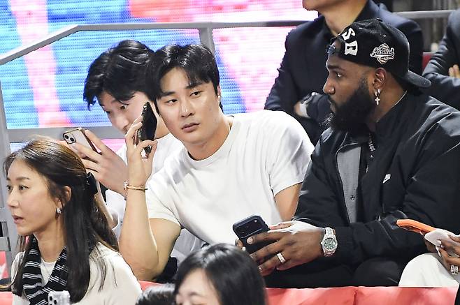 4일 서울 송파구 잠실학생체육관에서 열린 2025-2026 프로농구 KBL 서울 SK 나이츠와 부산 KCC 이지스의 경기. 미국프로야구 메이저 리그(MLB) 애틀랜타 브레이브스에서 뛰는 내야수 김하성이 경기를 관람하고 있다. KBL