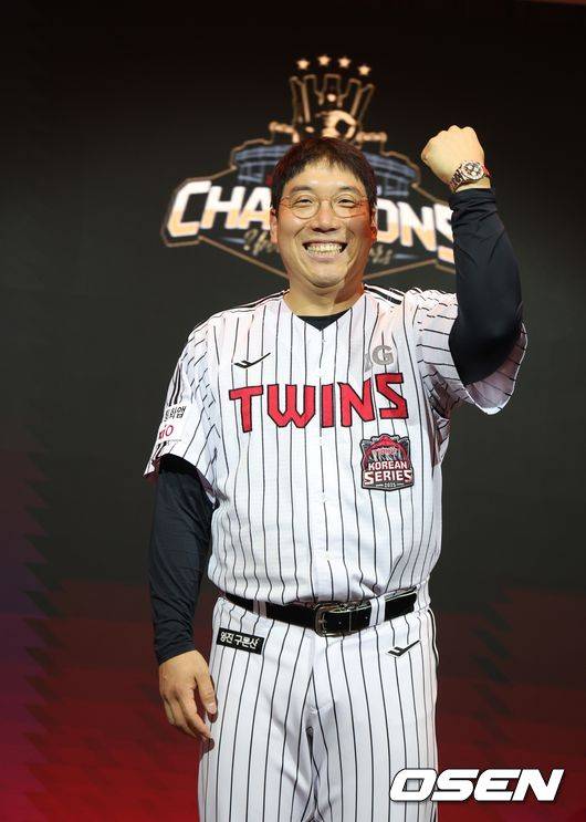 LG 트윈스 김현수가 롤렉스 시계를 선물받고 웃고 있다. / LG 트윈스 제공