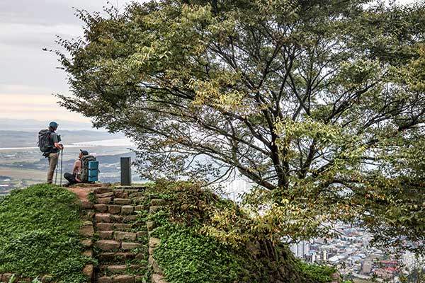 백화산 정상의 봉수대는 마치 영화의 한 장면 같은 모습을 하고 있다. 위에 서면 태안 읍내가 한눈에 보인다. 목적지인 안면도도 아스라하다.