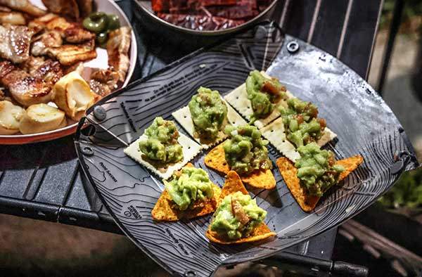 대한민국에서 최초로 취사와 야영을 하며 걸을 수 있는 장거리 길, 동서트레일이 시범 개방됐다. 흥주사 대피소에서 만든 화식과 비화식을 섞은 식사.