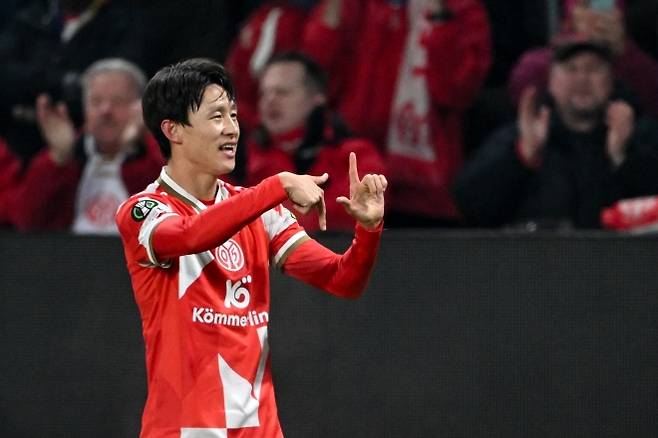 마인츠 이재성이 7일(한국시간) 독일 마인츠의 메바 아레나에서 열린 2025~26 유럽콘퍼런스리그(UECL) 리그 페이즈 3차전 피오렌티나와의 홈 경기에서 결승 골을 넣은 뒤 세레머니하고 있다. EPA 연합뉴스