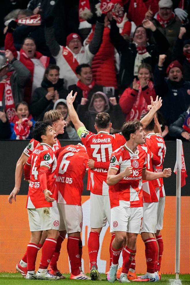 마인츠 선수들이 7일(한국시간) 독일 마인츠의 메바 아레나에서 열린 2025~26 유럽콘퍼런스리그(UECL) 리그 페이즈 3차전 피오렌티나와의 홈 경기에서 이재성의 헤더 결승 골이 터진 뒤 관중들과 기뻐하고 있다. AP 연합뉴스