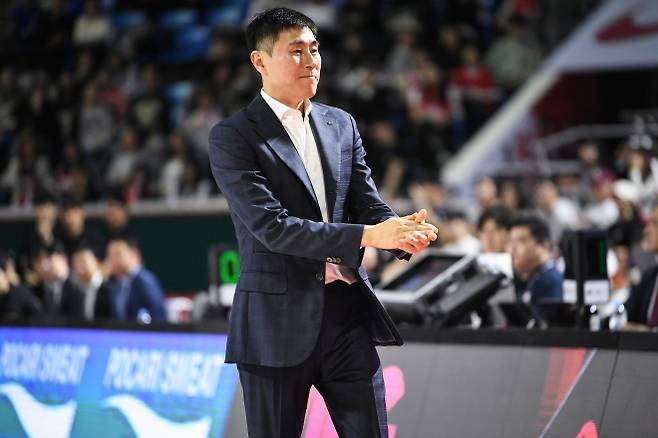 이상민 부산 KCC 감독이 4일 서울 잠실학생체육관에서 열린 2025~26 프로농구 정규시즌 서울 SK와의 원정 경기에서 아쉬운 표정을 짓고 있다. KBL 제공