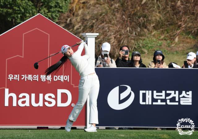 티샷을 날리고 있는 문정민. 사진 제공=KLPGA