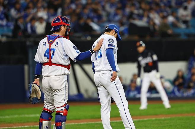 삼성 강민호(왼쪽)는 5일 발표된 2026년 프리에이전트(FA) 자격 선수 30명 가운데 최고령 선수다. 올해도 FA를 신청할 것으로 예상되는 그는 어느덧 4번째 FA를 앞두고 있다. 강민호가 이번에도 FA 계약을 성사시키면 KBO 역사상 최초로 4번째 FA 계약을 만든 선수가 된다. 더불어 FA 200억 원 클럽에도 가입할 전망이다. 뉴시스