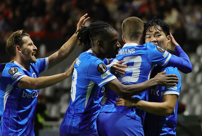 헹크 오현규가 7일 브라가전 골을 넣은 뒤 동료들의 축하를 받고 있다. 로이터연합뉴스