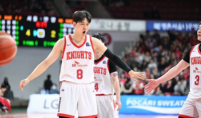 서울 SK 안영준이 7일 안양 정관장과의 원정 경기 중 자유투를 성공한 뒤 기뻐하고 있다. KBL 제공