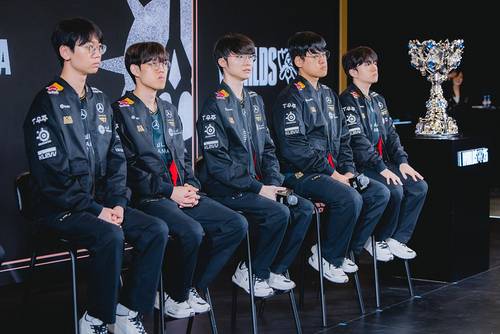 7일 중국 청두에서 열린 ‘2025 월드 챔피언십(’롤드컵) 미디어데이에서 T1 선수들이 글로벌 미디어의 질문에 답하고 있다. | 라이엇 게임즈