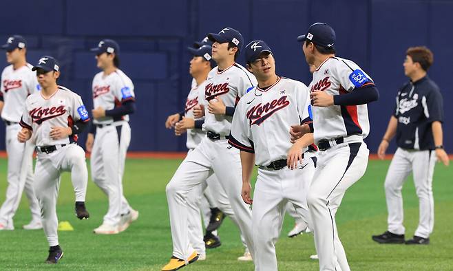 ▲ 고척돔에서 훈련하는 한국 야구 대표팀 선수들. ⓒ 연합뉴스