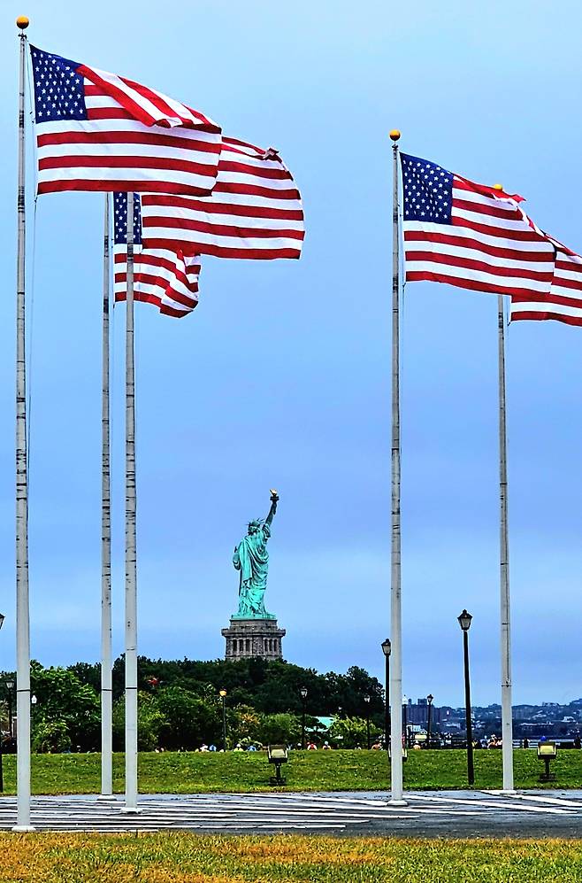 미국 성조기 사이로 돌아선 모습의 자유의 여신상은 현재의 미국을 상징적으로 보여준다. 손호철 제공