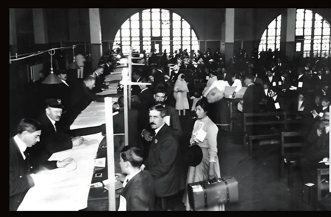 엘리스섬에서 입국 심사를 받는 유럽 이민자들. 자유의 여신상과 엘리스섬재단 자료