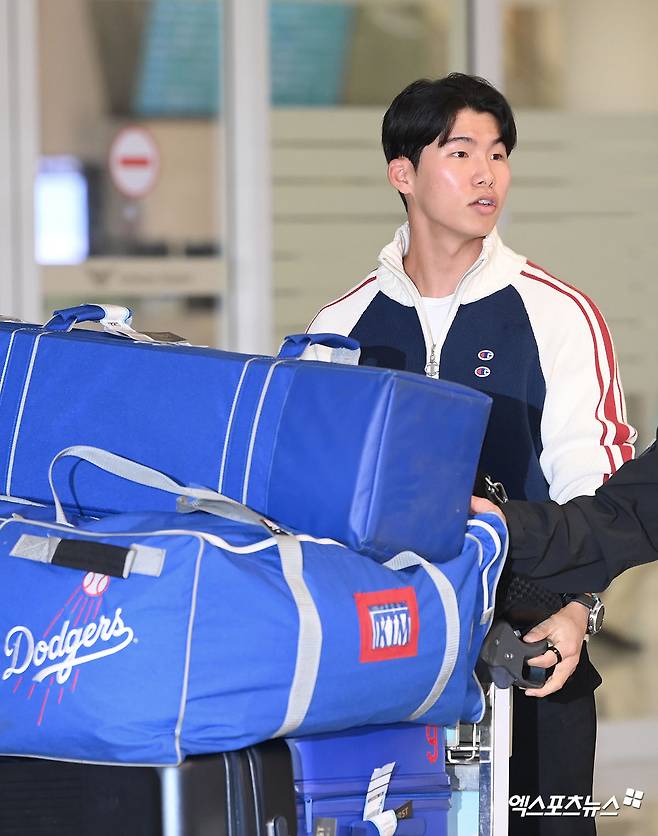 미국프로야구 메이저리그(MLB) 로스앤젤레스 다저스에서 뛰는 김혜성이 월드시리즈 우승반지와 함께 6일 오후 인천국제공항을 통해 귀국했다. 김혜성이 입국장을 나서고 있다. 한국인 메이저리거 야수로는 역대 최초로 월드시리즈 우승반지를 차지한 김혜성은 올해 71경기 출전, 타율 0.280(161타수 45안타), 3홈런 17타점 19득점, 13도루(1실패), 출루율 0.314 장타율 0.385, OPS 0.699의 기록으로 정규시즌을 마무리했다. 5월 초 콜업된 이후 2루수와 유격수, 중견수를 거치며 팀내 알토란 같은 활약을 펼쳤다. 엑스포츠뉴스 DB