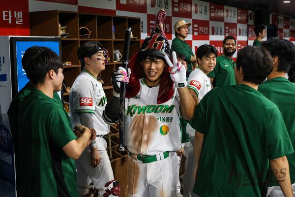 키움 송성문은 8월 15일 시즌 20호 홈런으로 생애 첫 20-20 클럽 가입에 성공했다. (사진=키움)