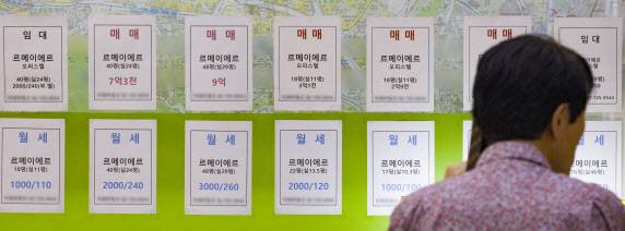 서울 시내의 한 공인중개사무소 앞에 오피스텔 가격 안내문이 붙어 있다(사진=뉴시스)