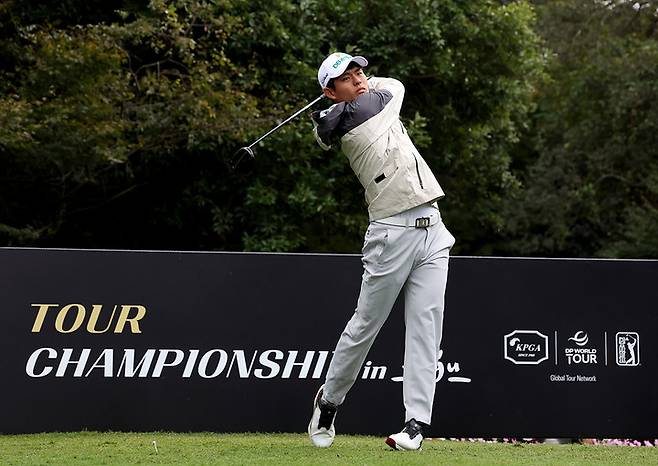장희민이 8일 열린 KPGA 투어챔피언십 3라운드에서 샷을 하고 있다.