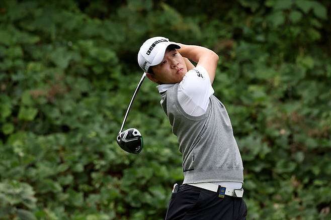 최찬이 8일 열린 KPGA 투어챔피언십 3라운드에서 샷을 하고 있다.