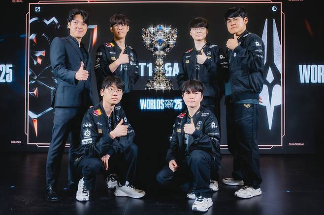 T1 선수단이 7일 중국 청두에서 열린 ‘2025 롤드컵’ 결승 미디어데이 후 소환사의 컵에서 포즈를 취하고 있다. 사진 | 라이엇 게임즈