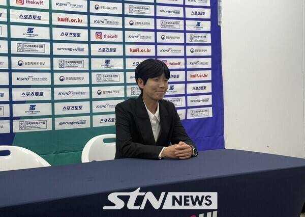 서울시청 선수단이 8일 서울월드컵보조구장에서 치러진 2025시즌 WK리그 챔피언결정전 1차전에서 득점 이후 기쁨을 나누고 있다. /사진=한국여자축구연맹유영실 감독이 8일 서울월드컵보조구장에서 치러진 2025시즌 WK리그 챔피언결정전 1차전 경기 종료 후 기자회견에 임하고 있다. /사진(상암)=강의택 기자