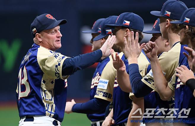 2025 K-BASEBALL SERIES 대한민국과 체코의 평가전이 8일 고척스카이돔에서 열렸다. 파벨 하딤 감독이 입장하고 있다. 고척=박재만 기자 pjm@sportschosun.com/2025.11.08/
