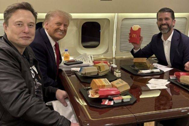 지난해 11월 도널드 트럼프 미국 대통령 등과 함께 햄버거로 점심 식사를 해결하는 일론 머스크 테슬라 CEO. 그는 평소 일 하면서 함께 먹을 수 있는 버거, 도넛, 샌드위치류의 식사를 선호하는 것으로 알려졌다. 엑스 캡처