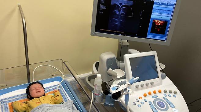 이 장치는 아기 침대 바로 옆으로도 가져올 수 있다. 이는 아기의 편안함을 높이는 동시에 반복적으로 뇌 스캔을 할 수 있도록 돕는다