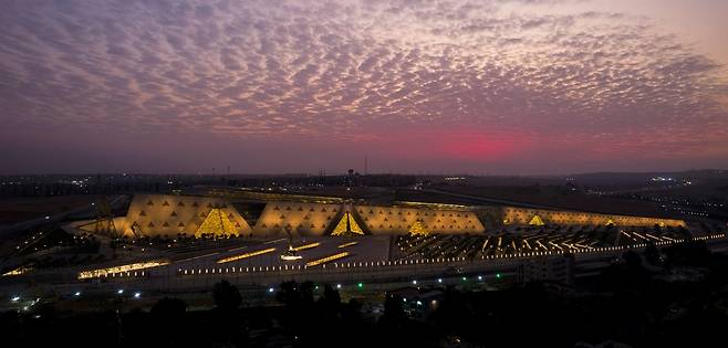 이집트 카이로 기자의 대피라미드 인근에 세워진 이집트 대박물관(GEM)이 4일(현지 시간)부터 일반 관람객에게 전면 공개됐다. 이 박물관은 단일 문명에 헌정된 세계 최대의 고고학 시설로 꼽힌다. 이집트 대박물관 제공