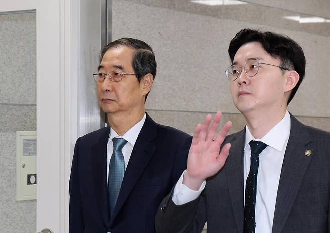 한덕수 전 국무총리가 13일 오전 서울 서초구 서울중앙지법에서 열린 내란 우두머리 방조, 위증, 허위공문서 작성 및 행사 등 혐의 사건 재판에 출석하고 있다. (공동취재) 2025.12.13/뉴스1